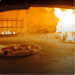 Pizza au feu de bois du restaurant Avola, situé au cœur d’Avully dans le canton de Genève. Recette traditionnelle italienne, ingrédients frais, pâte maison et cuisson parfaite pour une saveur authentique. Pizzeria de référence dans la région, proposant également tous les plats et pizzas à l’emporter.
