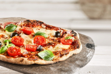 Salle privatisable au restaurant Avola à Avully, parfaite pour événements privés, anniversaires, dîners d’entreprise et repas de groupe. Spécialités italiennes, pizzas au feu de bois et accueil professionnel dans la région de Genève.