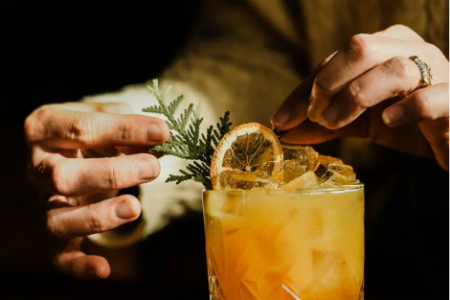 Sélection de vins du restaurant Avola à Avully, Genève. Bar à vins avec bouteilles soigneusement choisies pour accompagner pizzas, pâtes, viandes et spécialités italiennes. Ambiance premium et service attentionné.