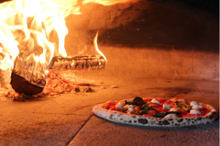 Plats et pizzas à l’emporter du restaurant Avola à Avully, disponibles rapidement pour les habitants de Genève et de la région. Recettes maison, produits frais et saveurs authentiques italiennes.